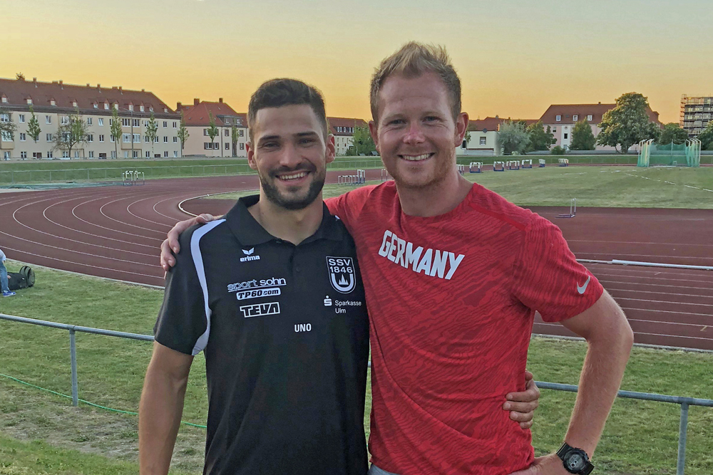 Der frischgebackene 8000 Punkte-Zehnkämpfer Tim Nowak mit seinem Trainer Christopher Hallmann (Foto: privat)