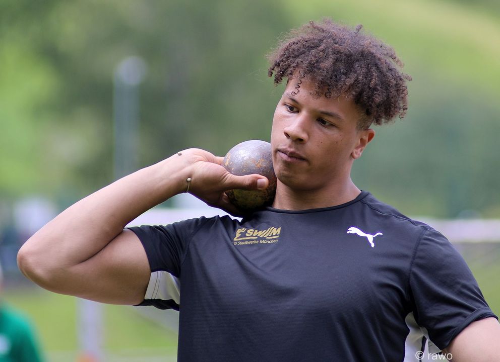 Leichtathletik-Meeting in Weisenbach: Kugelstoß-Rekord durch Simon Bayer / Stabhoch-Rekord eingestellt