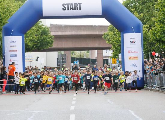 Über 16.500 Läuferinnen und Läufer feiern den 33. Stuttgart-Lauf bei bestem Laufwetter