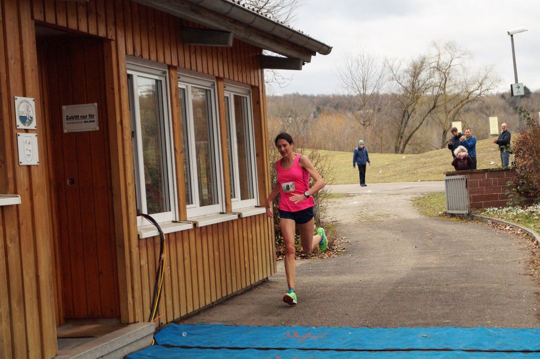 Katrin Ochs gewinnt beim 5. Neckarufer Marathon in Stuttgart 