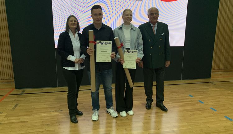 v.l. Regierungspräsidentin Bärbel Schäfer, Mateo Körner, Jolanda Kallabis und BSB Freiburg-Präsident Gundolf Fleischer