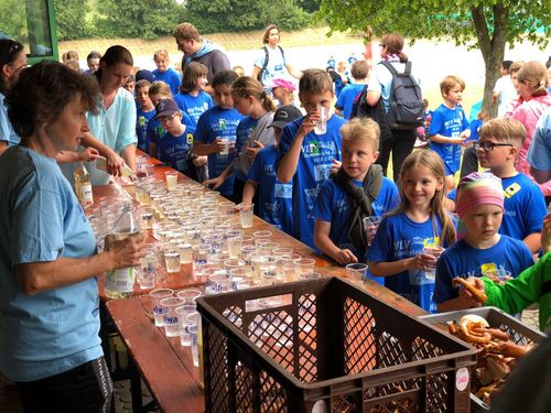 Weite Sätze und Würfe bei „WLV Kinderleicht-Athletik VOR ORT“ in Steinheim am Albuch