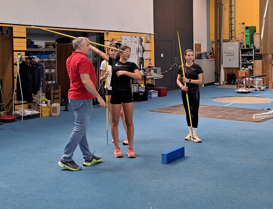 Landestrainer Karsten Thumm mit Tipps für den Speer-Anlauf
