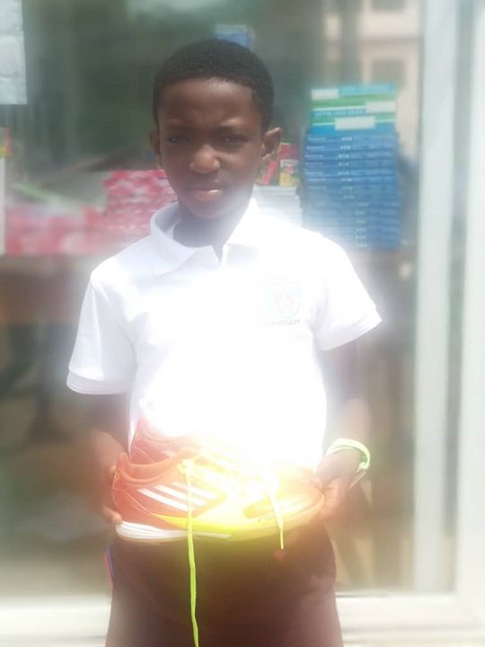 500 Paar Sportschuhe für Kinder in Ghana