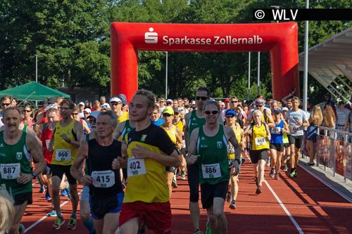 Claus Baumann, der langjährige frühere Volkslaufwart von WLV und DLV und Moderator des Hechinger Panoramalaufs, brachte es dann auch auf den Punkt: "Wichtig ist zunächst einmal, dass alle Läuferinnen und Läufer gesund ins Ziel gekommen sind!"  Nichtsdestotrotz gab es aber auch auf der Strecke in Hechingen schnelle Zeiten und sowohl die Tageswertung als auch die Gesamtwertung des WLV-Team-Lauf-Cups 2019 waren hart umkämpft. Und spätestens bei der von WLV-Vizepräsident Dieter Schneider und Gerhard Lang, Mitglied des WLV-Fachausschusses Freizeit- Lauf- und Gesundheitssport, vorgenommenen Siegerehrung waren alle wieder erholt und konnten sich über Pokale, Medaillen und Urkunden freuen.  Die kompletten Ergebnisse folgen in Kürze