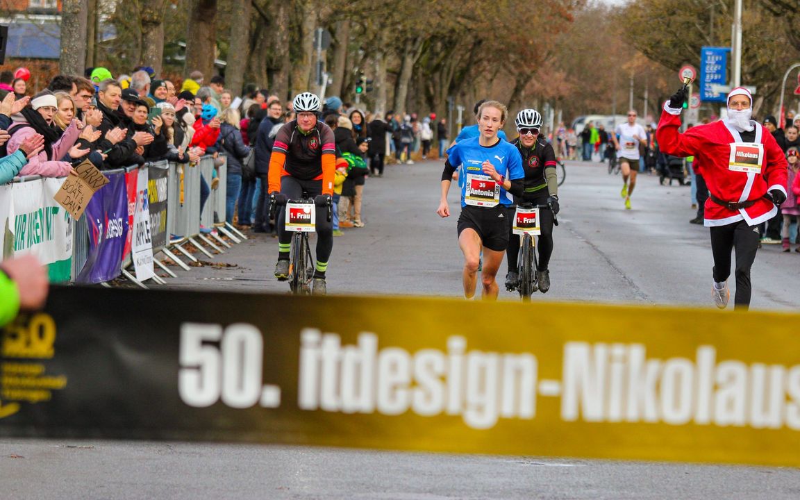 Der traditionelle Nikolauslauf in Tübingen feierte sein 50. Jubiläum