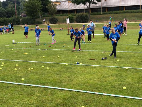 Weite Sätze und Würfe bei „WLV Kinderleicht-Athletik VOR ORT“ in Steinheim am Albuch