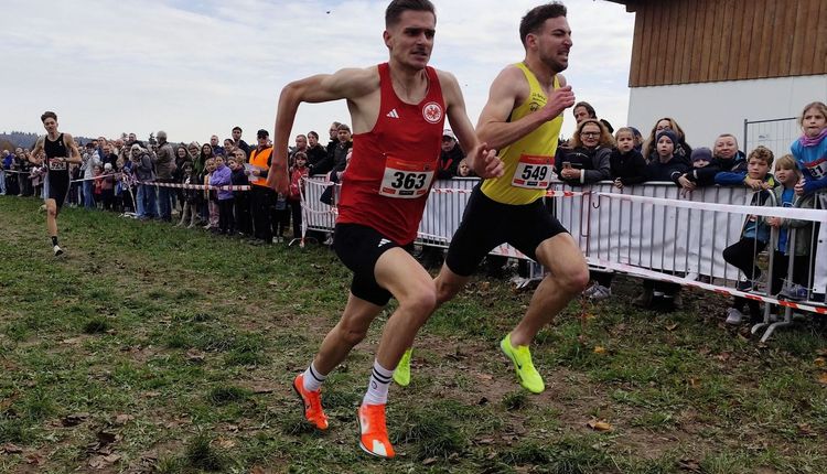 Jens Mergenthaler (LG farbtex Nordschwarzwald) setzt sich beim Short-Cross im Schlussspurt gegen Marvin Heinrich (Eintracht Frankfurt) durch. In der BW Wertung war der Abstand zum nächsten Konkurrenten größer. 