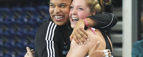 Yemisi Ogunleye und Alina Kenzel bei den Hallen-DM 2024, Foto: Iris Hensel