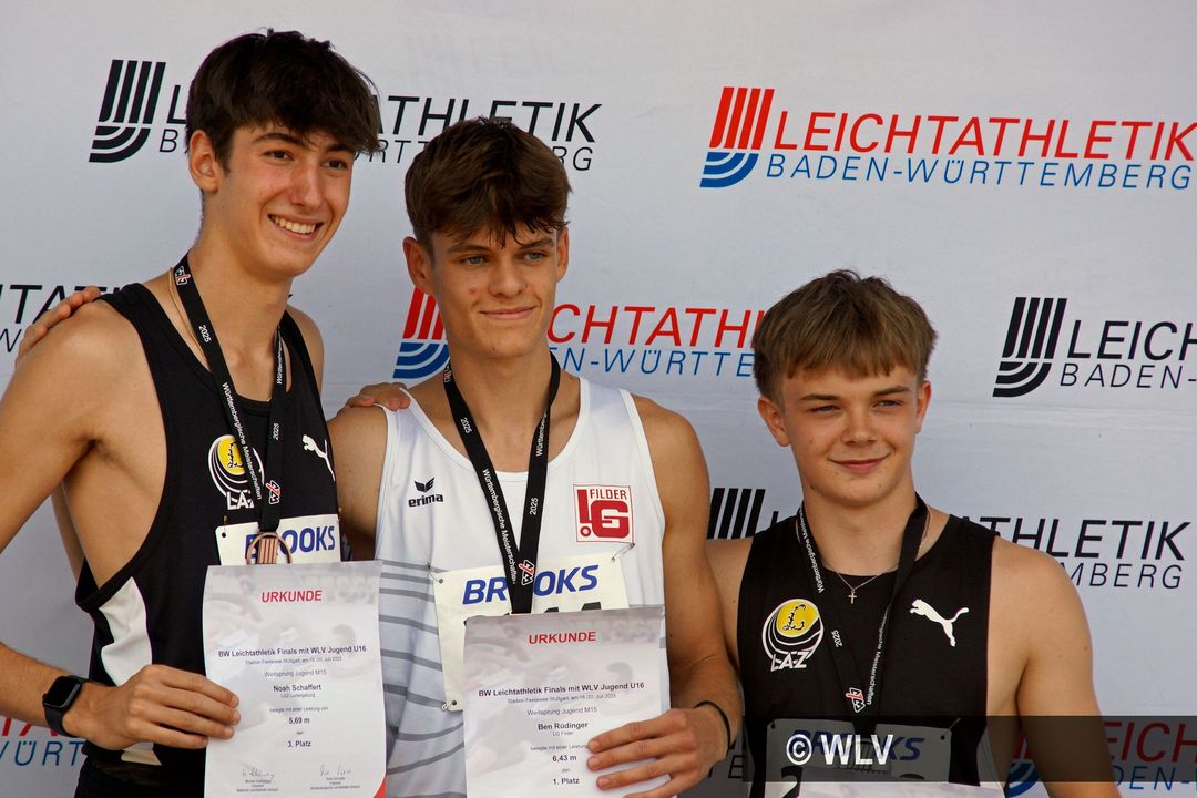 Noah Schaffert (LAZ Ludwigsburg), Ben Rüdinger (LG Filder) & Fynn Heger (LAZ Ludwigsburg) auf dem Treppchen beim Weitsprung M15