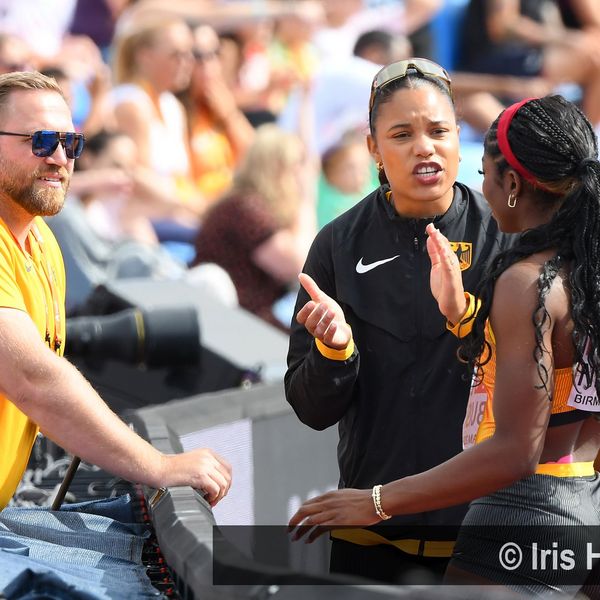 Trainer Arthur Hoppe u.a. mit Olympiasiegerin Yemisi Mabry (MTG Mannheim) bei der EM 2026 in Birmingham.
