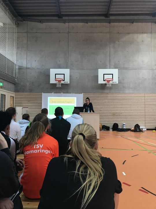 Tausendfüßler und Tierstaffeln bei der Fortbildung Kinderleichtathletik in Gomaringen