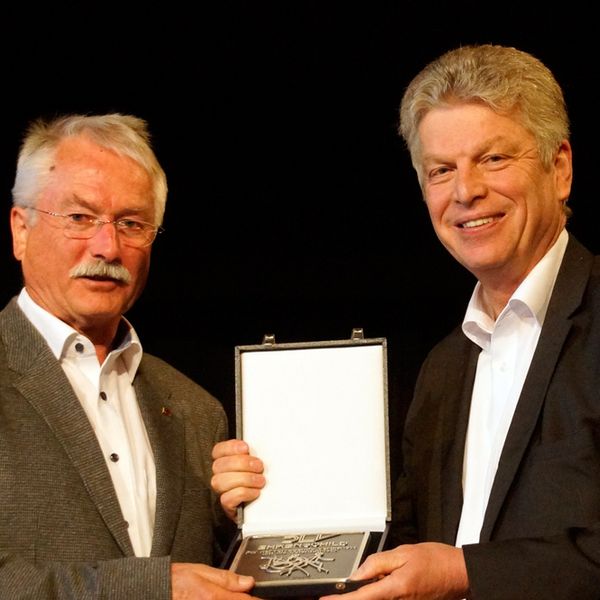 Günter Mayer mit dem DLV-Ehrenschild ausgezeichnet