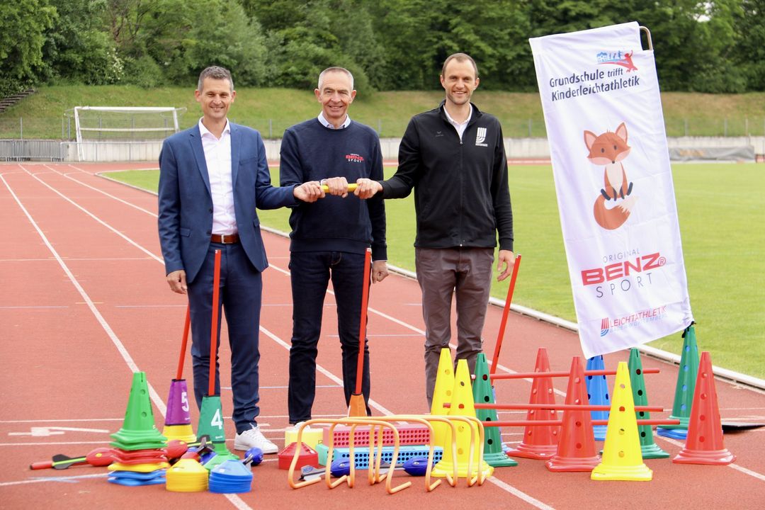 Materialspende für Projekt „Grundschule trifft Kinderleichtathletik“ übergeben