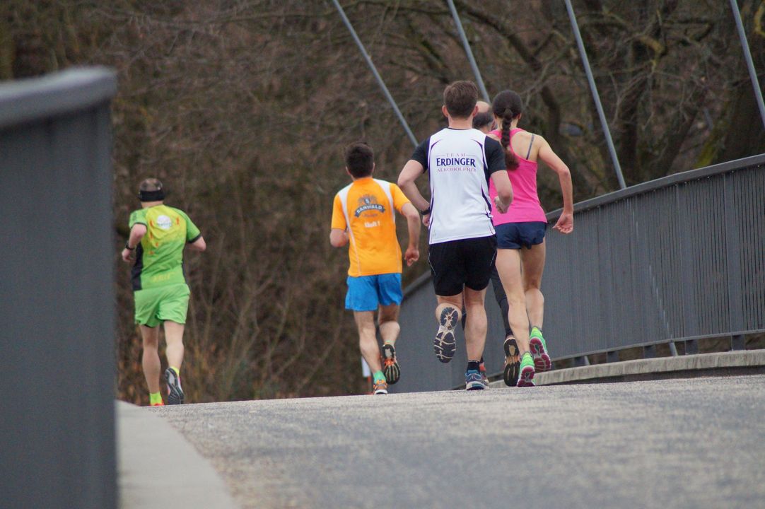 Katrin Ochs gewinnt beim 5. Neckarufer Marathon in Stuttgart 