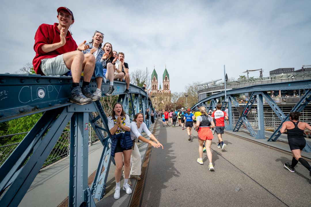 Rund 13.000 Läufer:innen aus 90 Nationen beim MEIN FREIBURG MARATHON 2024