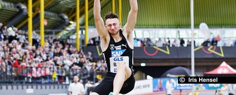 8,18 Meter: Simon Batz springt an Europas Spitze