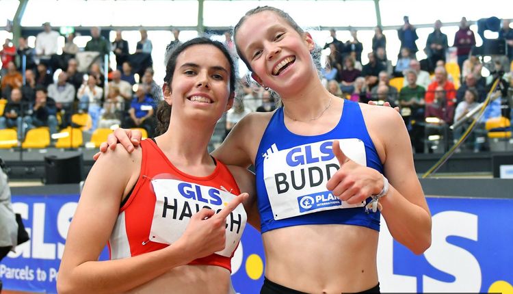 Adia Budde (LAV Stadtwerke Tübingen) bejubelt ihren 2. Platz auf den 1.500 Metern. Adeline Haisch (LG Region Karlsruhe) wird Fünfte.
