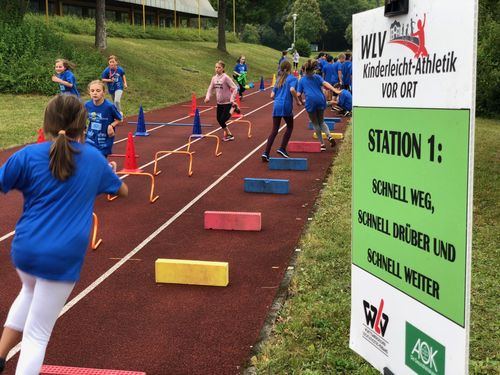 Weite Sätze und Würfe bei „WLV Kinderleicht-Athletik VOR ORT“ in Steinheim am Albuch