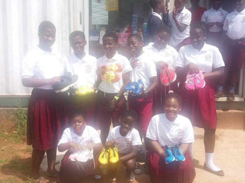500 Paar Sportschuhe für Kinder in Ghana