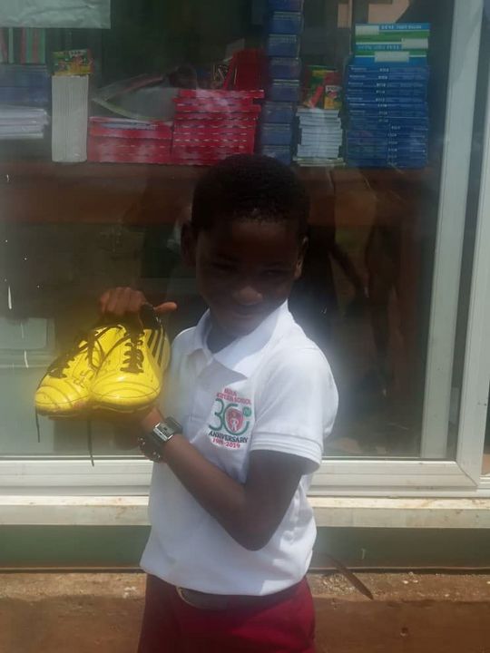 500 Paar Sportschuhe für Kinder in Ghana