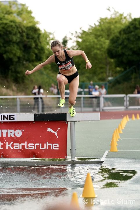 BW Hindernis: Ein Spektakel innerhalb der langen Laufnacht Karlsruhe
