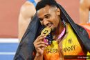Leo Neugebauer (VfB Stuttgart) mit seiner Goldmedaille.