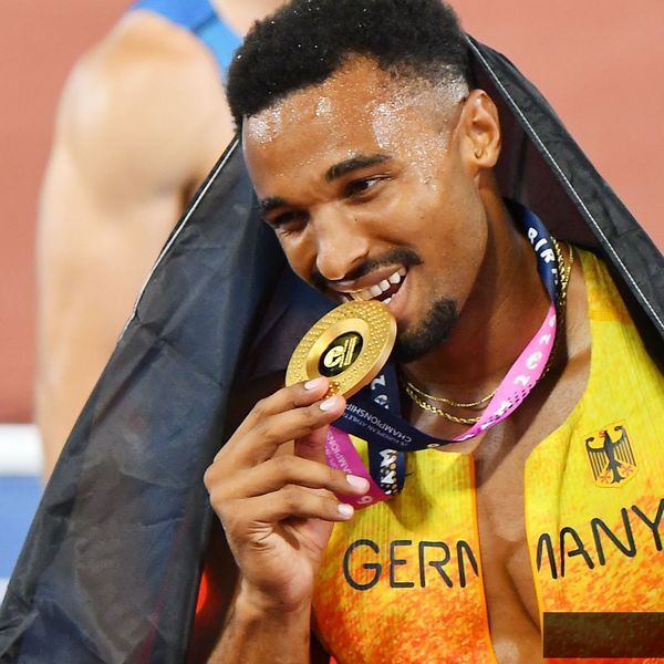 Leo Neugebauer (VfB Stuttgart) mit seiner Goldmedaille.