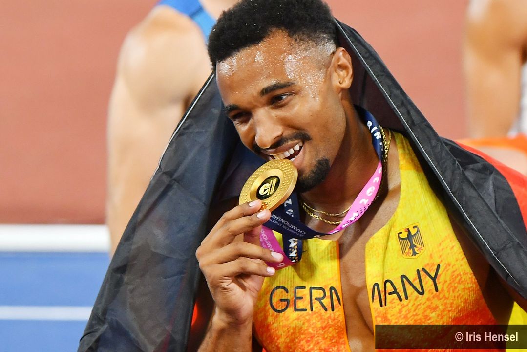 Leo Neugebauer (VfB Stuttgart) mit seiner Goldmedaille.