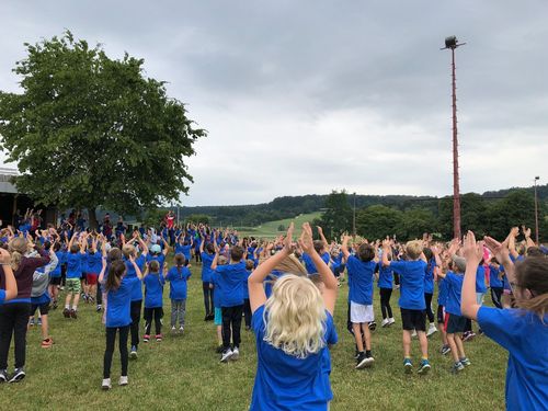 Weite Sätze und Würfe bei „WLV Kinderleicht-Athletik VOR ORT“ in Steinheim am Albuch