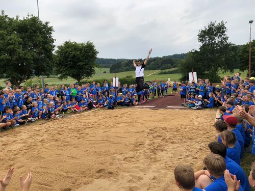 Weite Sätze und Würfe bei „WLV Kinderleicht-Athletik VOR ORT“ in Steinheim am Albuch