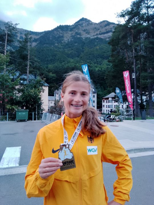 Julia Ehrle (LG farbtex Nordschwarzwald) freut sich über ihren Sieg.