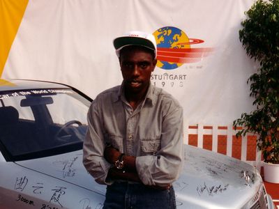 Noch ein kenianischer Weltmeister (3000 Meter Hindernis) und künftiger MB-Fahrer, Moses Kiptanui, bei der Ansicht seines Gewinnerautos