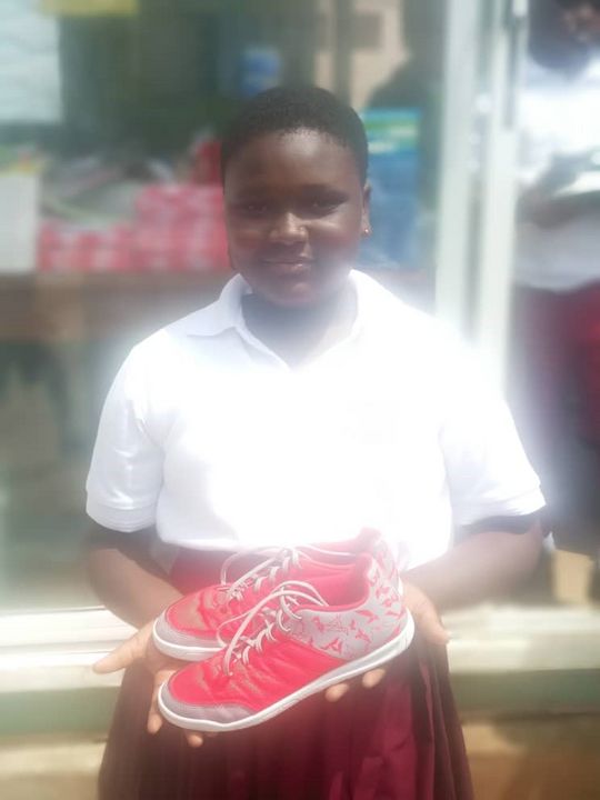 500 Paar Sportschuhe für Kinder in Ghana