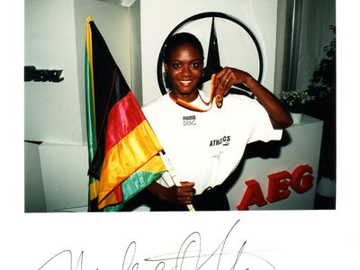 Merlene Ottey (JAM) wird überraschende Siegerin über 200m und feiert dies später auf ihre Art…