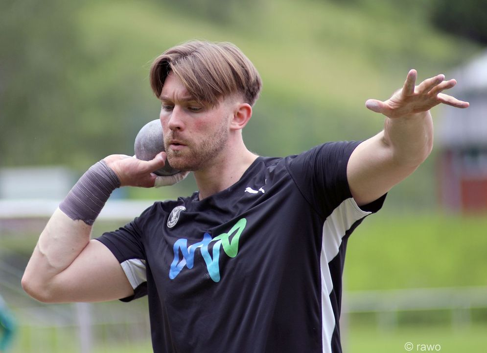 Leichtathletik-Meeting in Weisenbach: Kugelstoß-Rekord durch Simon Bayer / Stabhoch-Rekord eingestellt