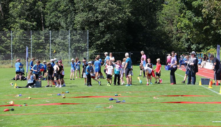 "Grundschule trifft Kinderleichtathletik" bei strahlendem Sonnenschein in Duttenberg 