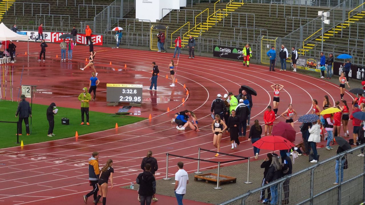 "Wimmelbild" von der Haupttribüne