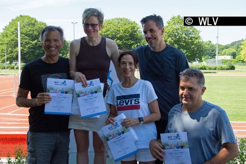 Claus Baumann, der langjährige frühere Volkslaufwart von WLV und DLV und Moderator des Hechinger Panoramalaufs, brachte es dann auch auf den Punkt: "Wichtig ist zunächst einmal, dass alle Läuferinnen und Läufer gesund ins Ziel gekommen sind!"  Nichtsdestotrotz gab es aber auch auf der Strecke in Hechingen schnelle Zeiten und sowohl die Tageswertung als auch die Gesamtwertung des WLV-Team-Lauf-Cups 2019 waren hart umkämpft. Und spätestens bei der von WLV-Vizepräsident Dieter Schneider und Gerhard Lang, Mitglied des WLV-Fachausschusses Freizeit- Lauf- und Gesundheitssport, vorgenommenen Siegerehrung waren alle wieder erholt und konnten sich über Pokale, Medaillen und Urkunden freuen.  Die kompletten Ergebnisse folgen in Kürze