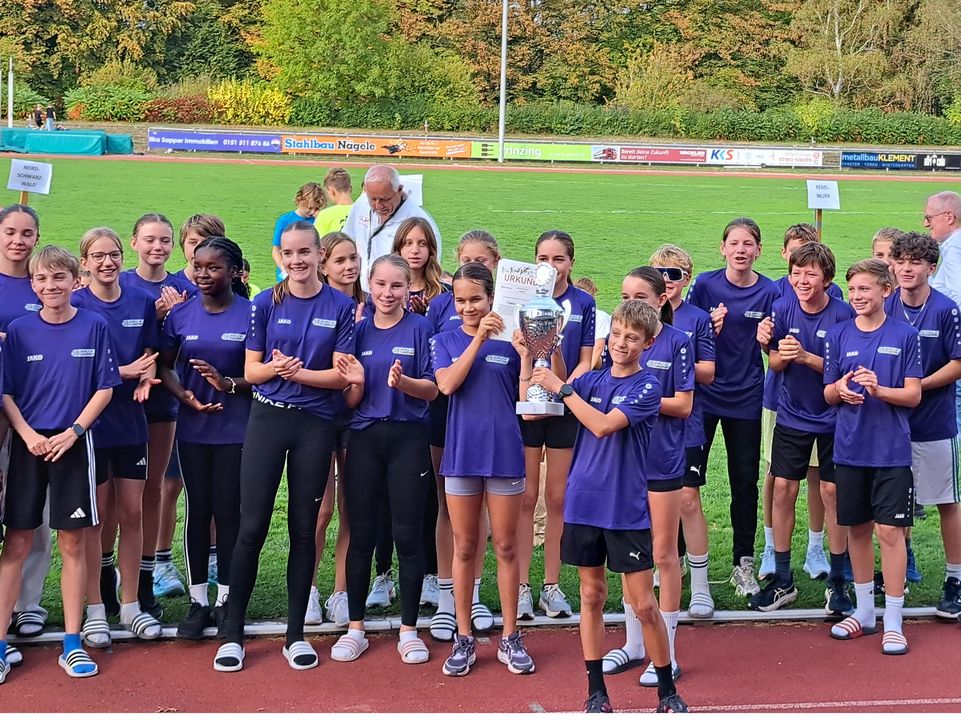 Stolz präsentiert das Rems-Murr-Team den Wanderpokal