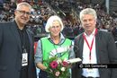 Iris Hensel erhält den DLV Medienpreis aus den Händen von DLV-Präsident Jürgen Kessing (rechts) und Mediendirektor Peter Schmitt