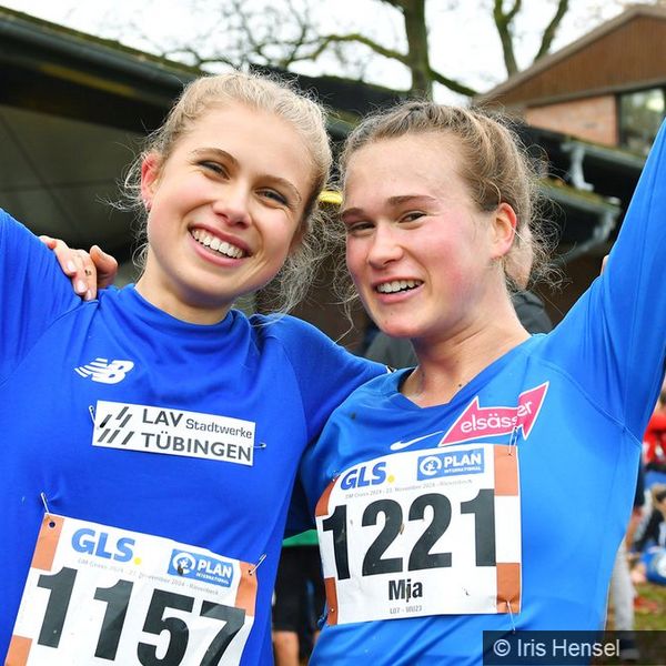 Lisa Merkel (LAV Stadtwerke Tübingen) gilt als Top-Favoritin auf der 10.000 Meter Distanz. Hier freut sie sich gemeinsam mit Mia Jurenka (VfL Sindelfingen), die ebenfalls an diesem Wochenende teilnimmt, bei den DM Cross im Jahr 2024.