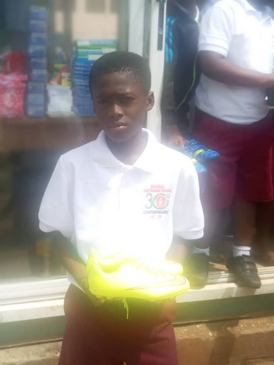 500 Paar Sportschuhe für Kinder in Ghana