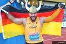 Tizian Lauria (VfL Sindelfingen) setzt sich die "Krone" auf