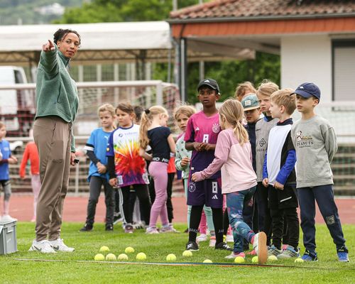 Grundschule trifft Kinderleichtathletik: Malaika Mihambo begeistert Kinder für die Bewegung