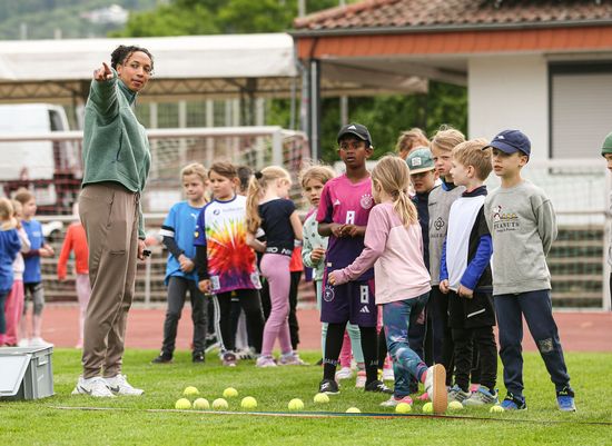 Grundschule trifft Kinderleichtathletik: Malaika Mihambo begeistert Kinder für die Bewegung