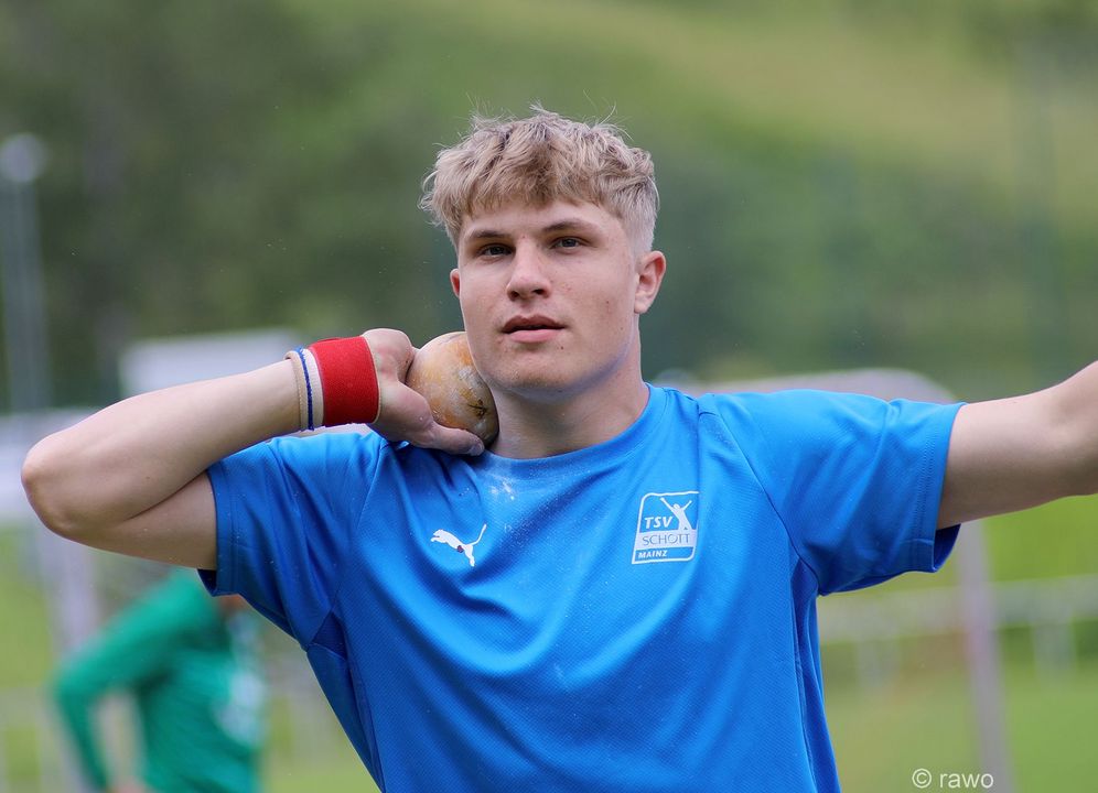 Leichtathletik-Meeting in Weisenbach: Kugelstoß-Rekord durch Simon Bayer / Stabhoch-Rekord eingestellt