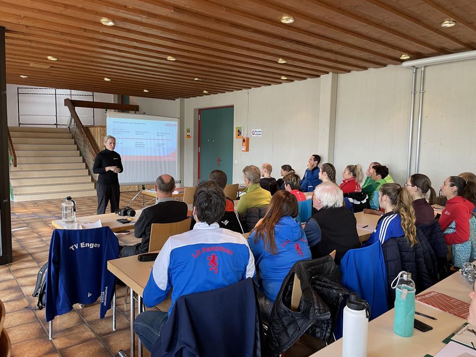 30 Trainer bei Hürdenlauf- und Sprintfortbildung in Engen