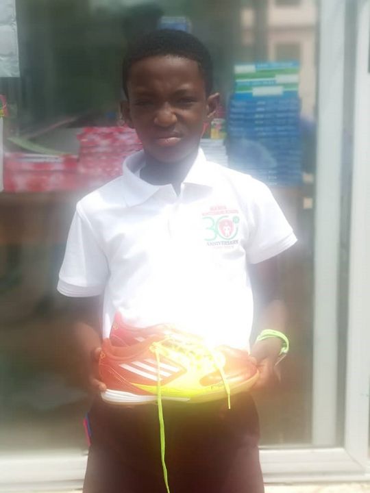 500 Paar Sportschuhe für Kinder in Ghana