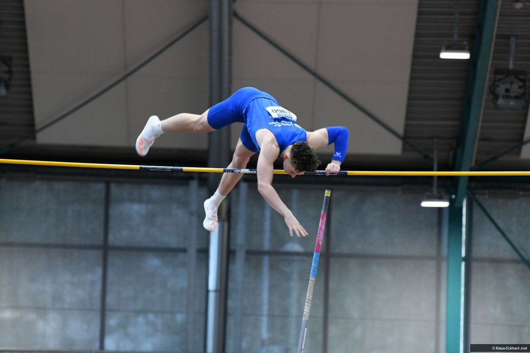 Jonathan Hummel (LG Leinfelden) steht erfolgreich in der Luft.